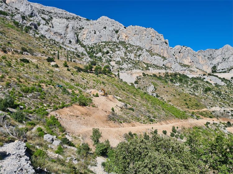 Slika /slike/Vruja pristupna cesta NAKON 2.jpeg